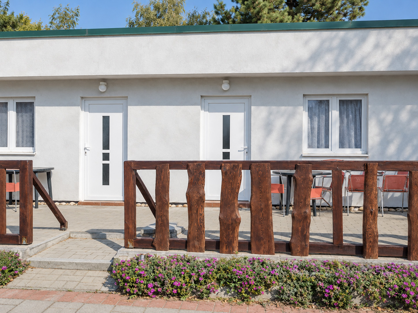Shared terrace of the Jelša cabins